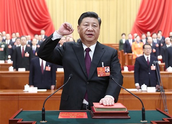 新当选的国家主席、中央军委主席习近平进行宪法宣誓