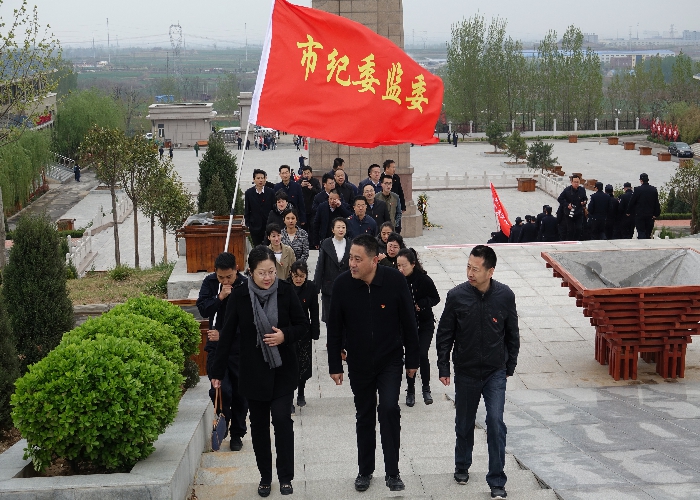 清明前夕市纪委监察委机关干部到市 烈士陵园缅怀英烈