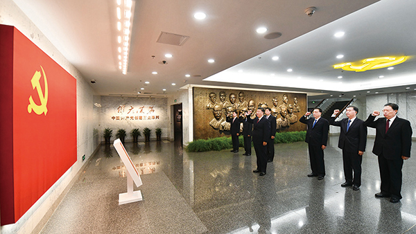 习近平:努力造就一支忠诚干净担当的 高素质干部队伍