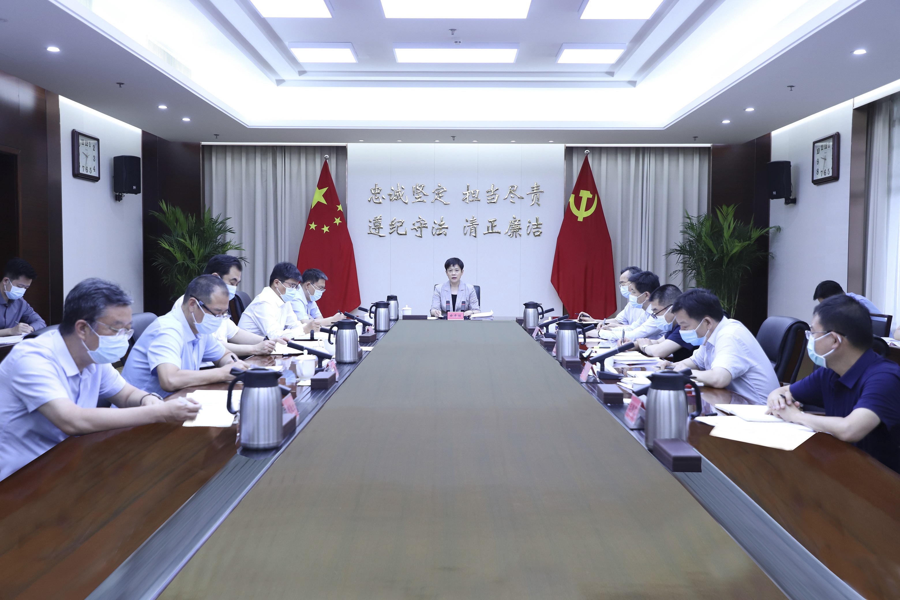 省纪委召开常委会（扩大）会议暨理论学习中心组集体学习会强调